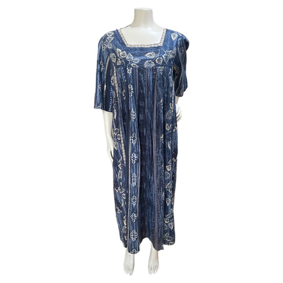 Elegant Blue Batas Dress - Picture 1 of 3